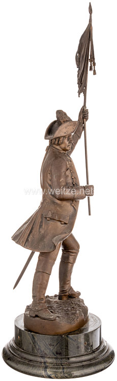 Preußen Statuette eines stürmenden preußischen Offiziers mit Fahne aus der Zeit Friedrichs des Großen Bild 2