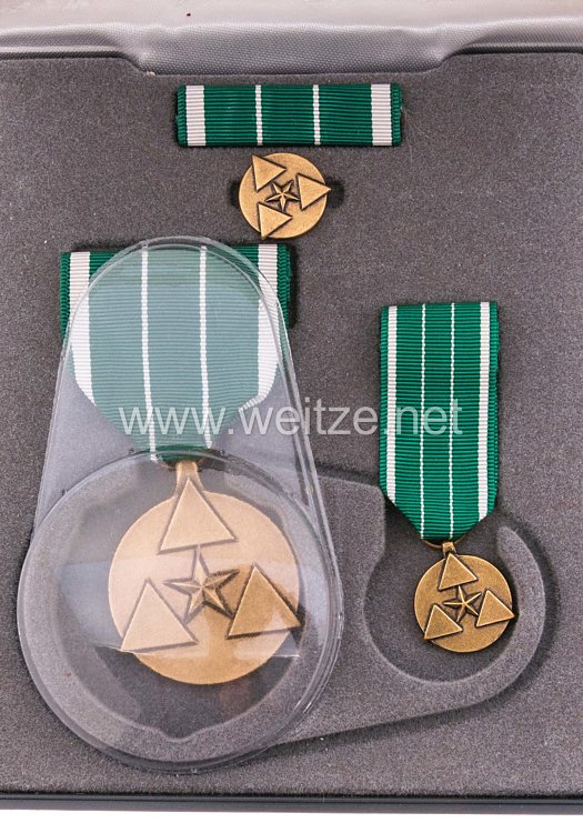 USA - Departement of the Army Commanders Award for Civilian Service Medal in Case with Miniature, Lapel Pin and Ribbon Bar    Bild 2