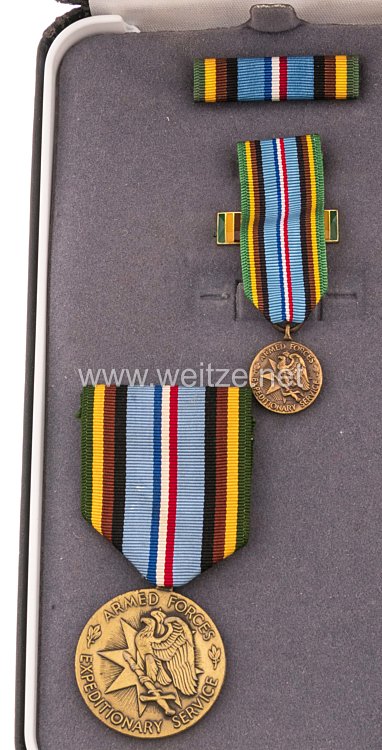 USA - Armed Forces Expeditionary Service Medal in Case with Miniature, Lapel Pin and Ribbon Bar Bild 2
